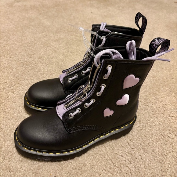 New Dr. Marten 1460 ZIP HEART VIRGINIA SATIN LUX LACE UP BOOTS, Black, Size 8 - Picture 3 of 11